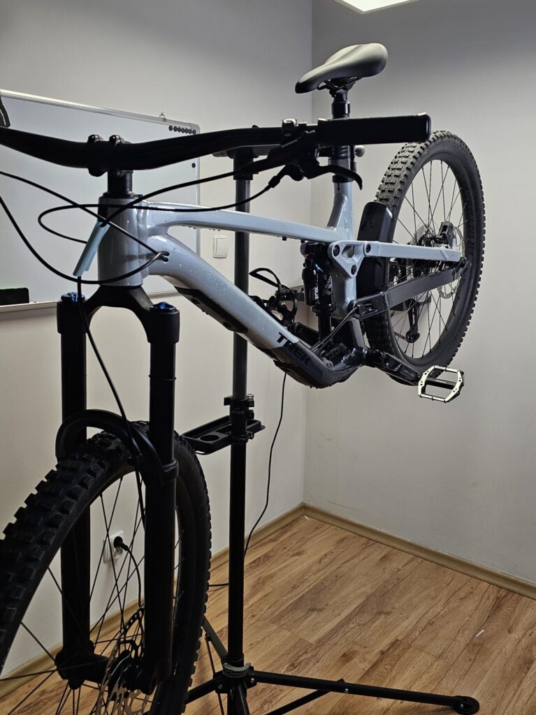 Widok roweru oklejonego folią PPF w pracowni Oklej Bajka