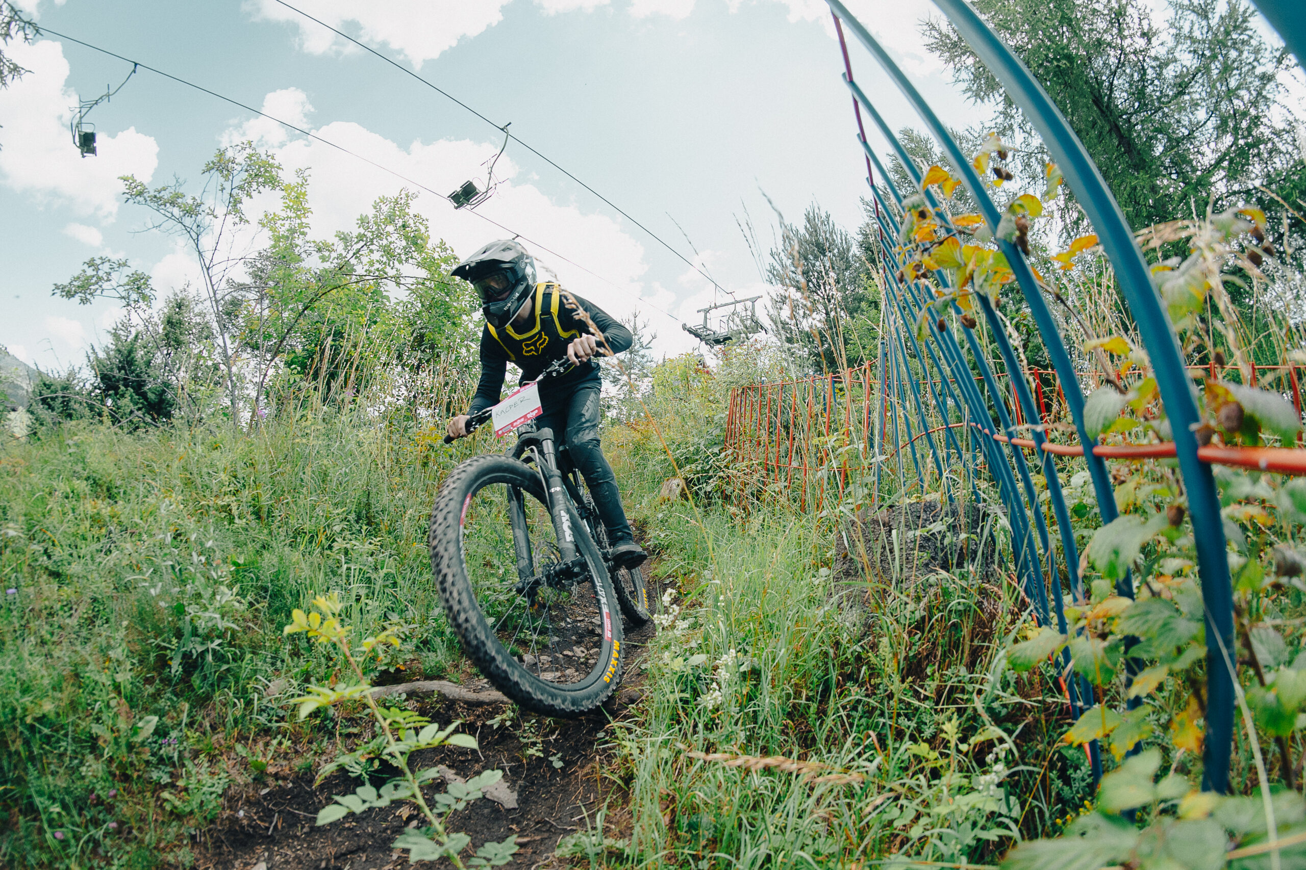 Rowerzysta MTB na trasie w Beskidzie Wyspowym